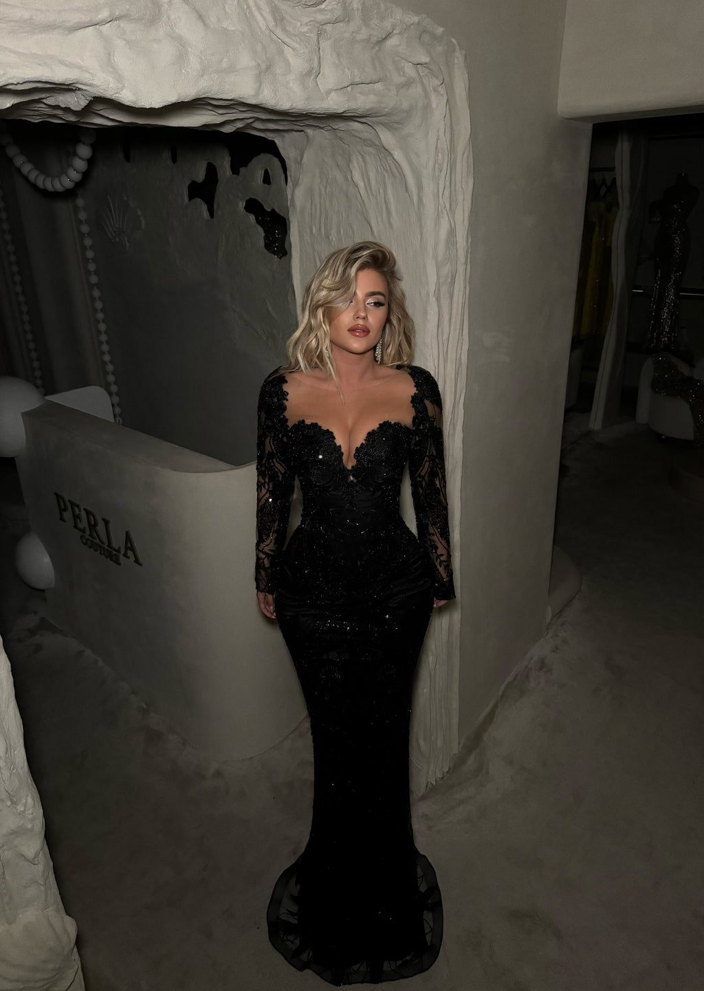 BLACK LACE LONG-SLEEVE GOWN