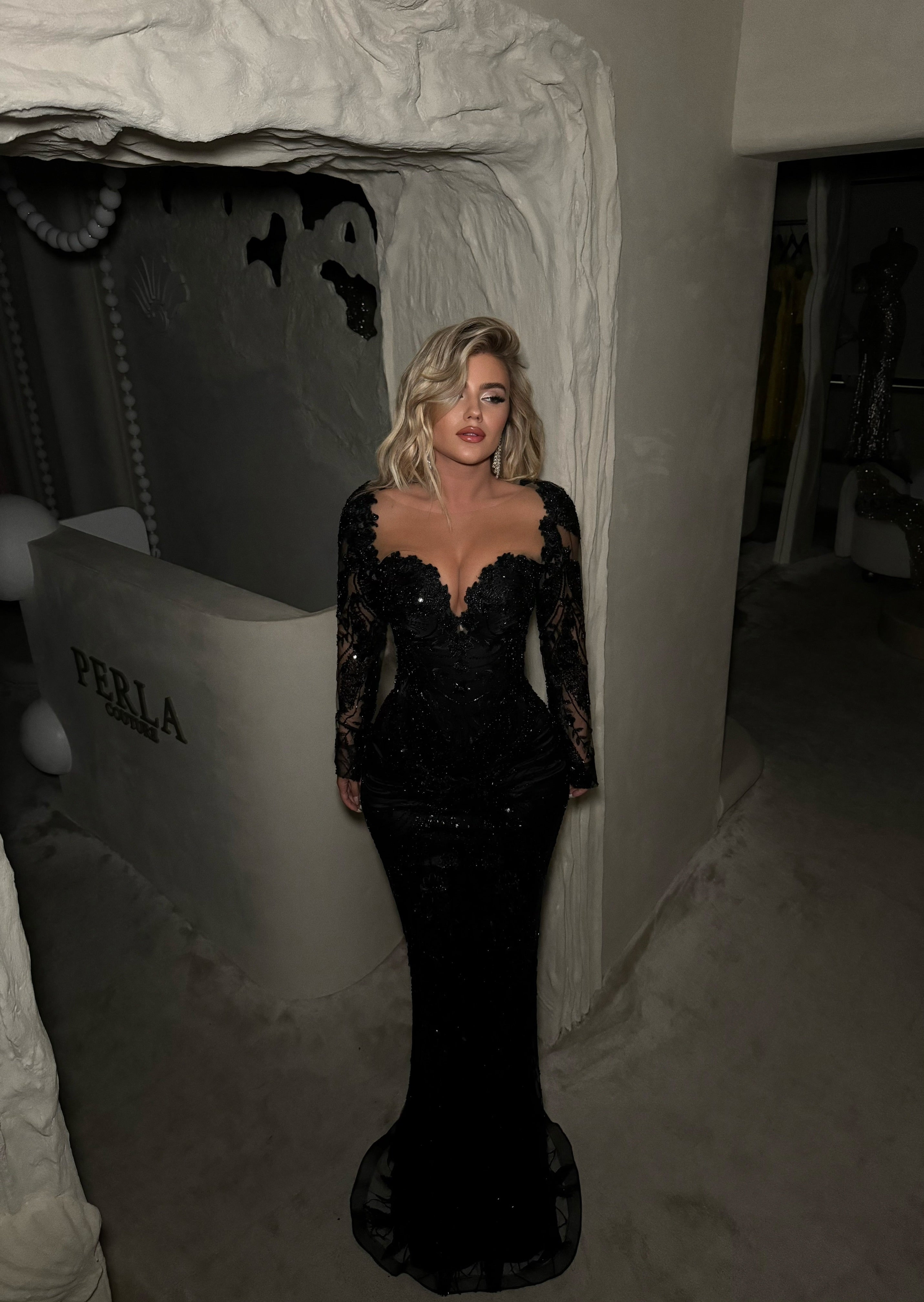 BLACK LACE LONG-SLEEVE GOWN