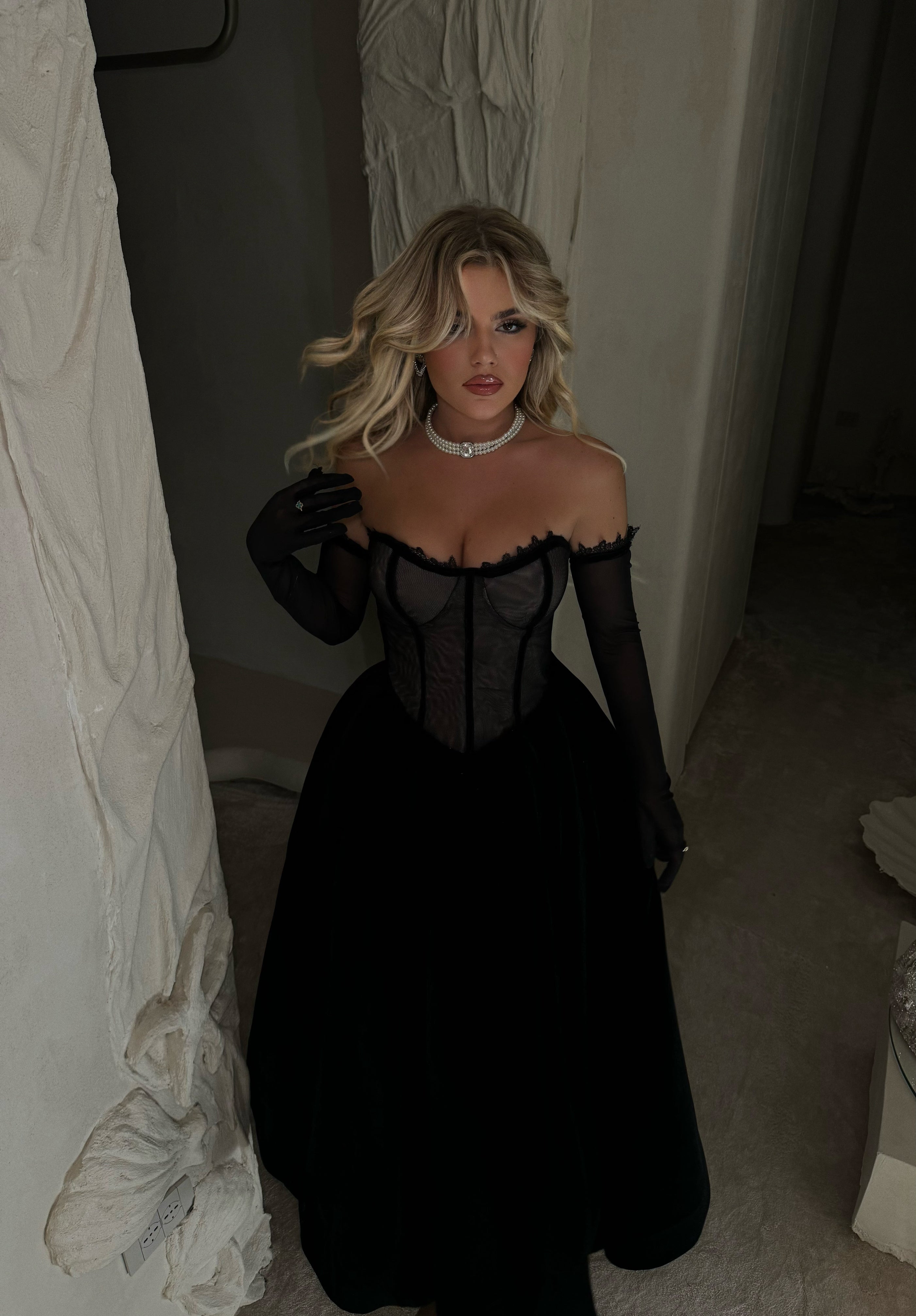 VOLUMINOUS BLACK DRESS