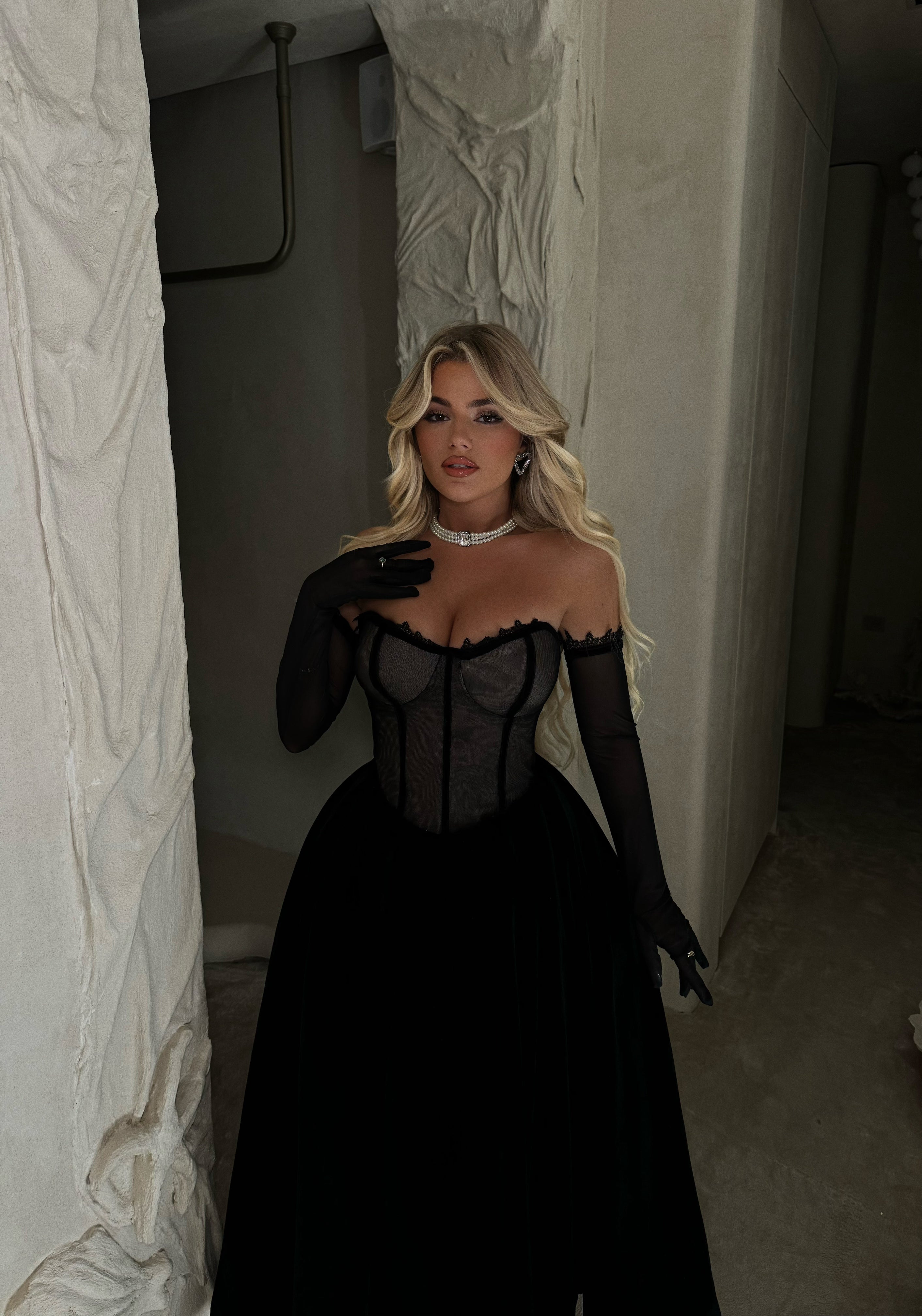 VOLUMINOUS BLACK DRESS